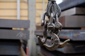 鋼材所のクレーンのフック