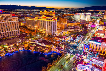 Hoofdstraat van Las Vegas-is de Strip in avondtijd.