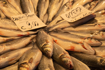 Obraz premium Auf einem Fischmarkt in Venedig