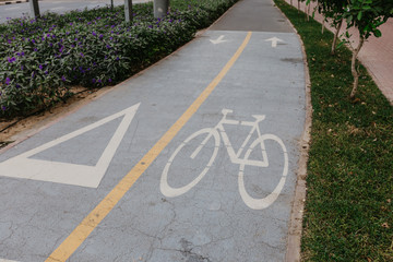 Obraz premium Bicycle symbol on the road in the park