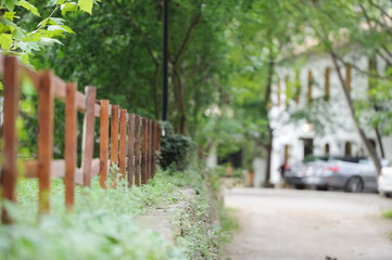 cerca de madera con casa rural al fondo