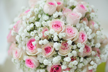 Precioso ramo de novia con rosas de color blanco y rosa y paniculara