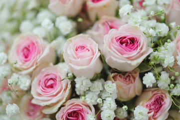 Precioso ramo de novia con rosas de color blanco y rosa y paniculara