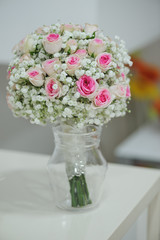 Precioso ramo de novia con rosas de color blanco y rosa y paniculara