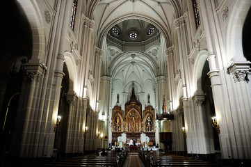 Fototapeta na wymiar Interior de iglesia de estilo gótico