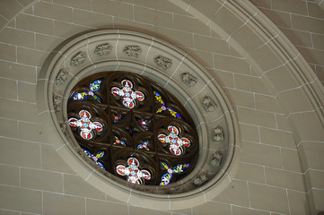 Rosetón con vidriera de iglesia visto desde dentro