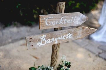 Cartel indicador de madera con las palabras cocktail y banquete