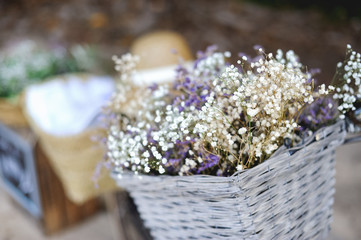 cesta de mimbre con paniculata y lavanda 