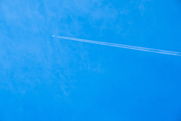 【写真素材】 青空　空　雲　飛行機雲　冬の空　背景　背景素材　1月　コピースペース