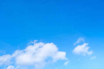 【写真素材】 青空　空　雲　飛行機雲　冬の空　背景　背景素材　1月　コピースペース