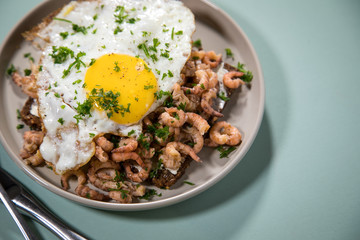 Krabbenbrot mit Friesischen Nordseekrabben, Schwarzbrot, Spiegelei und Petersilie