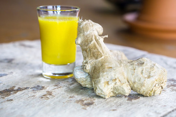 ingwer shot mit ingwerwurzel