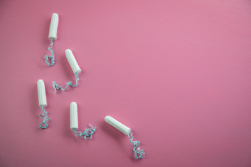Tampons auf Rosa Hintergrund für weibliche Hygiene bei Menstruation Periode Zyklus