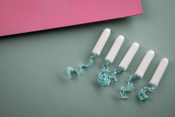 Tampons auf Rosa und Mint Pastell Hintergrund für weibliche Hygiene bei Menstruation Periode Zyklus