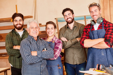 Selbstbewusstes Handwerker Team mit Meister