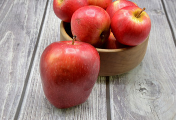 apples in bowl on wooden table