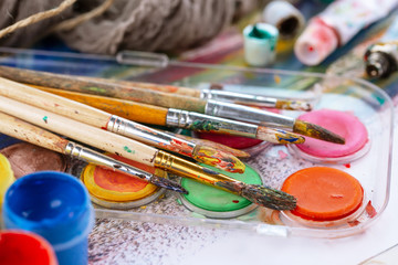 Obraz premium Paint brushes and paints for drawing.