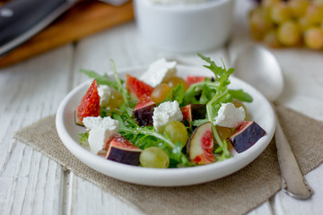Salad with goat chees, arugula and figs.