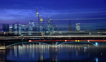 Fototapeta na wymiar Frankfurt Skyline zur Blauen Stunde mit Lichtspuren