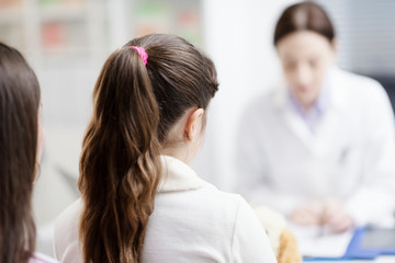 Obraz premium Doctor meeting patients in the office