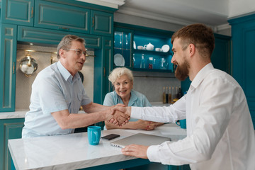 Obraz premium Man shaking an advisor's hand