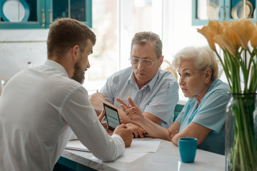 Obraz premium Adult son showing old parents