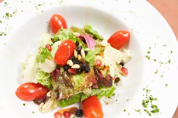 Green salad with cherry tomatoes and pomegenate