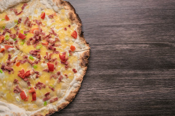 Obraz na płótnie Canvas Artisan pizza against dark wood background. Copy space pizza.