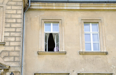 haus fassade wand mit offenen fenster