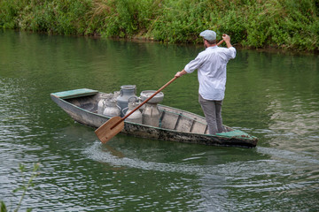 Coulon.  Transport du lait par barque dans le marais poitevin. Deux-Sèvres. France