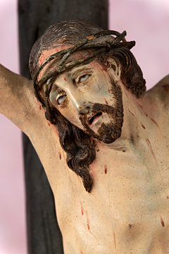 Cristo crucificado en madera policromada.