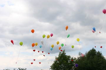 himmel mit vielen bunten luftballons
