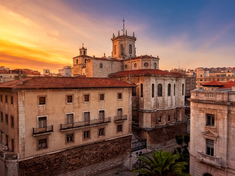 vista aerea de un hermoso atardecer sobre  la catedral y la ciudad de Santander en Cantabria, Espa&ntilde;a