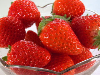 ガラスの器に盛られたイチゴ