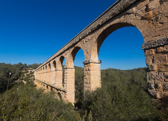 Obraz premium Roman aqueduct in city of Taragona in summer