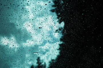 Gotas de agua de lluvia detrás del cristal