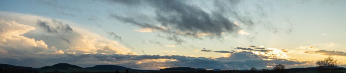 Fototapeta na wymiar Sonnenuntergang hinter wolken