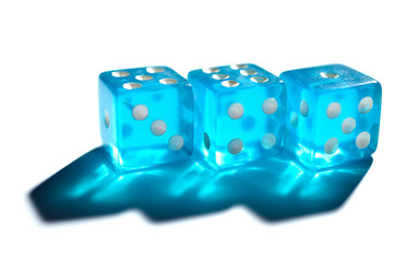 tres dados azules fondo blanco