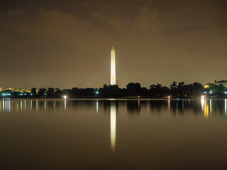 Obraz premium Washington monument DC, District of Columbia [United States US, obelisk on the National Mall in the capital, Reflecting pool, falling dusk dark cloudy sky, reflection]