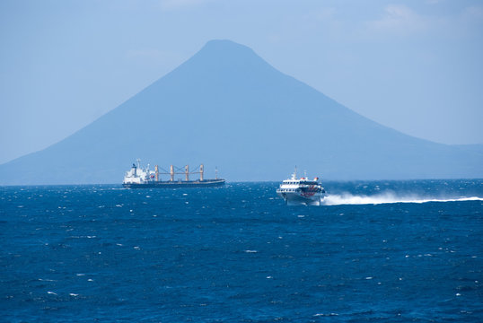 Kaimon Dake and ship - 開聞岳と船