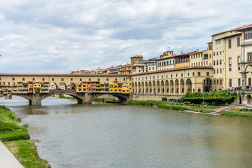 Obraz premium The Ponte Vecchio over the Arno River in Florence, Italy