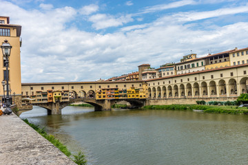 Obraz premium The Ponte Vecchio over the Arno River in Florence, Italy