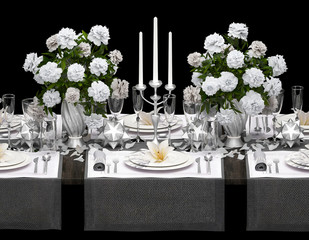 Table setting with a bouquet of flowers in a vase