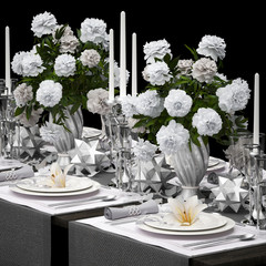Table setting with a bouquet of flowers in a vase
