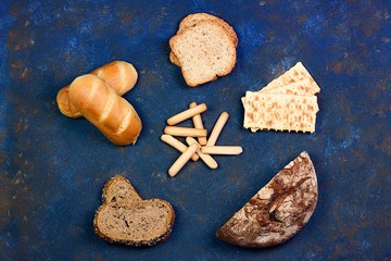 PAN VARIADO SOBRE FONDO OSCURO CON TEXTURA