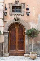 Fototapeta na wymiar Old wooden italian door in the small village of Scanno
