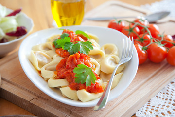 Tortelloni mit Tomatensauce
