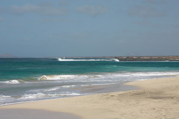 Fototapeta na wymiar Wunderschöner Strand mit türkisfarbenem Wasser in Santa Maria auf den Kapverdischen Inseln