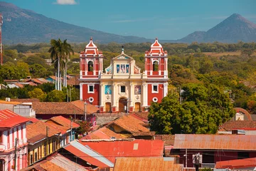 Foto op Aluminium Leon Nicaragua church and volcano view  © pop_gino