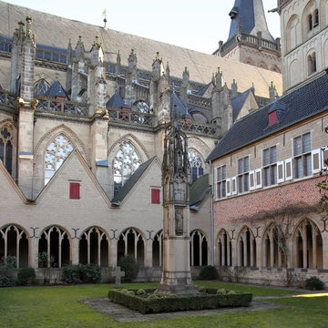 innenhof mit hochkreuz und kreuzgang st. viktor xanten